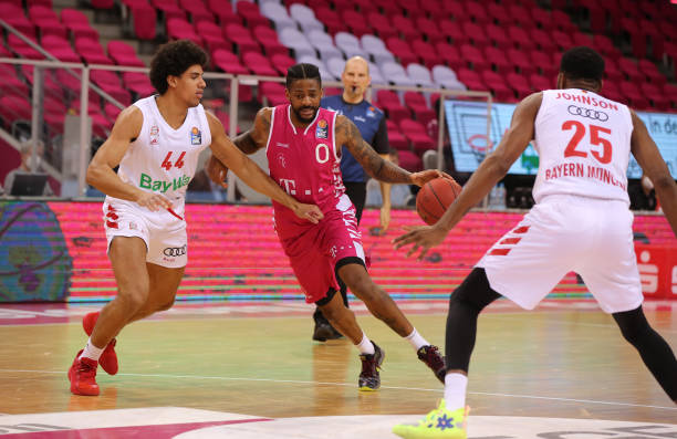 在展示足坛 在展示足坛